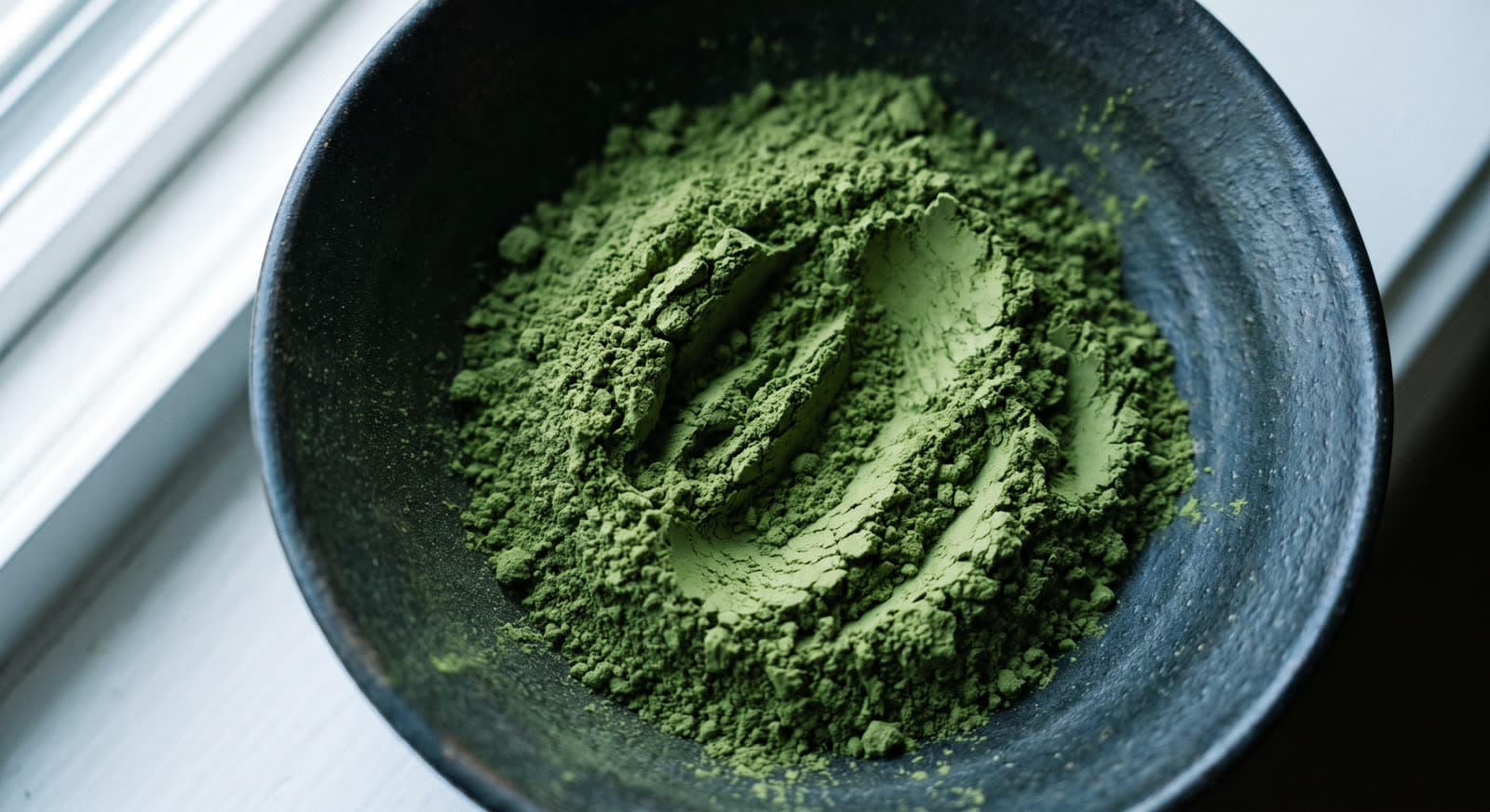 Koyu seramik kasede matcha tozu